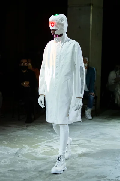 Look 12